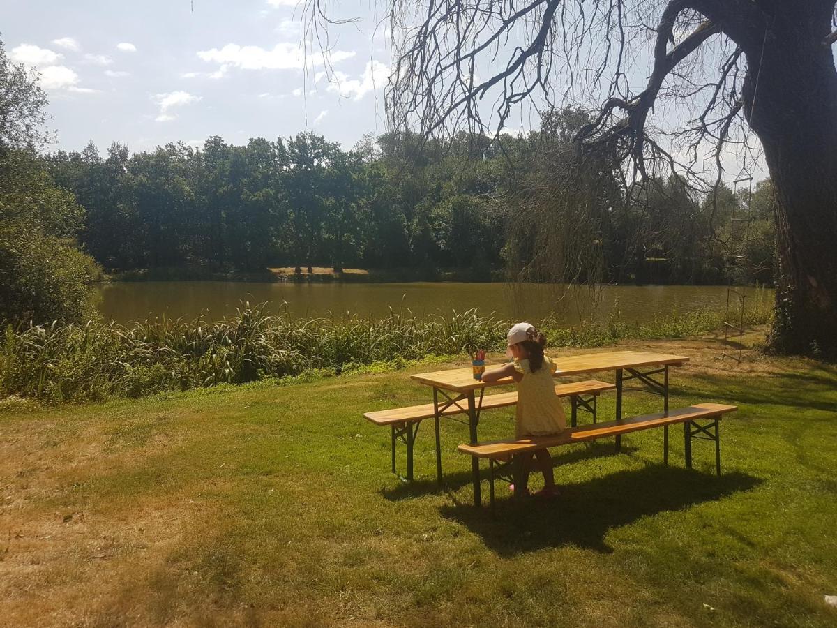 Saint-Aubin-le-Cloud Camping De La Chagnee מראה חיצוני תמונה